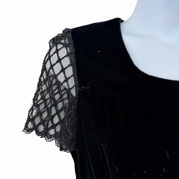 BEAUTIFUL MAGGY LONDON CRUSHED BLACK VELVET BEADED SCOOP NECK MESH SLEEVE DRESS - Picture 2 of 8